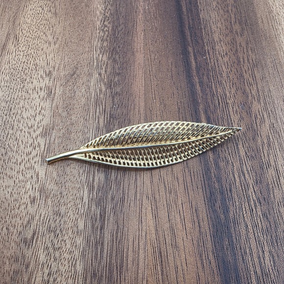 VTG‎ Corocraft Leaf feather Brooch Gold Tone Textured Openwork Vintage Pin 4.5" - Picture 1 of 5